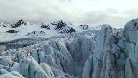 Luftflug-über-Massiven-Gletscher-In-Der-Arktis