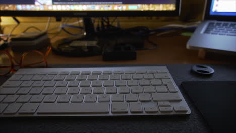 Schreibtisch-Mit-Computer,-Tastatur-Und-Maus