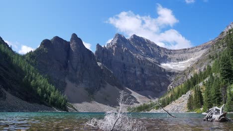 Herauszoomen-Aus-Der-Zeitraffer-Landschaftsansicht-Des-Agness-Sees-Auf-Der-Lake-Louise-Trekkingroute-Im-Sommer-Tagsüber-Mit-Einigen-Wolken-Auf-Der-Sky-Rockie-Bergkette-Mit-Wunderschönem-See,-Alberta,-Kanada