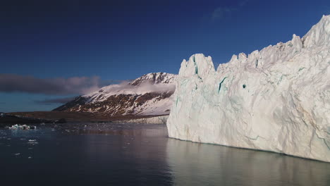 Riesige-Gletschereiswand-In-Der-Arktis