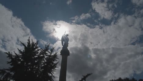 Lapso-De-Tiempo-Del-Sol-luna-Pasando-Detrás-De-La-Estatua-Del-Cementerio-En-El-Pilar