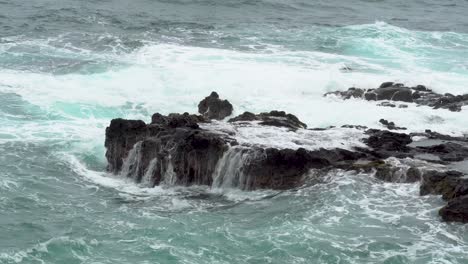 Pazifische-Ozeanwellen-Krachen-Gegen-Schroffe-Felsen-An-Der-Küste-Von-Kauai