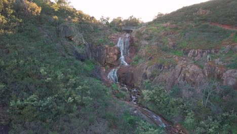 4K-Luftaufnahmen-Eines-Wasserfalls-Im-Regionalpark-In-Westaustralien