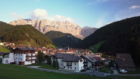 Blick-über-Wolkenstein-In-Den-Italienischen-Dolomiten-Auf-Die-Felsflanken-Der-Sellagruppe