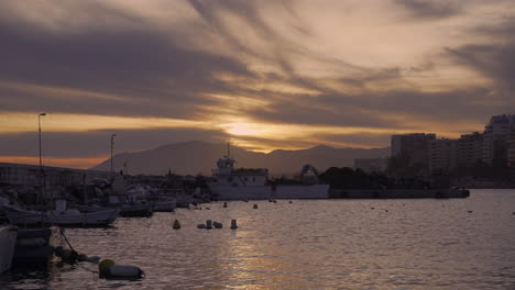 Marbella-Fischerhafen-Bei-Sonnenuntergang,-Fischerboote,-Die-Im-Hafen-Auf-Und-Ab-Schaukeln
