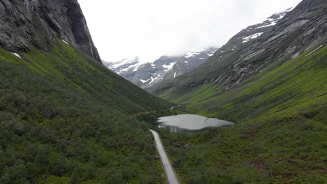 Aerial-view-of-a-valley-called-Norangsdalen,-rising-and-forward-motion