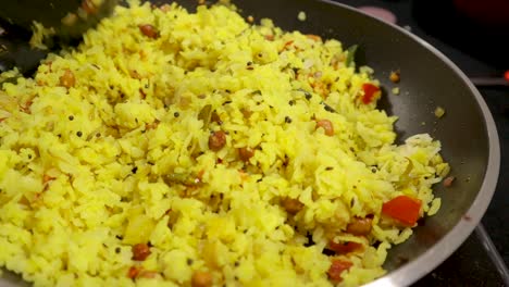 Draufsicht-Auf-Frisches-Indisches-Frühstück,-Poha-Mit-Gemüse-Und-Zutaten-In-Kochpfanne-Zubereiten