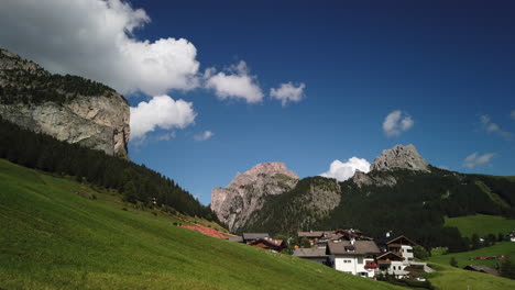 Clouds-forming-over-the-mouth-of-Valunga-in-Selva-Val-Gardena,-in-the-italian-region-of-the-Alps