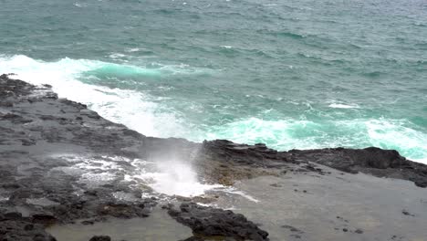 Wasser-Schießt-Durch-Ein-Natürliches-Blasenloch-In-Den-Felsen-Entlang-Der-Küste-Von-Kauai