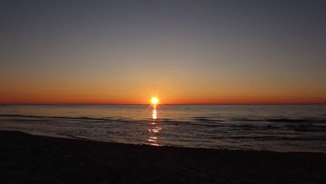 Sonnenuntergang-über-Der-Ostsee-Und-Schöner-Sonnenstrahl