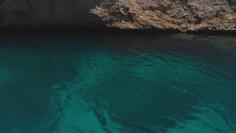 Ein-Versunkenes-Höhlennaturwunder-Auf-Der-Holländischen-Karibischen-Insel-Curacao,-Bekannt-Als-Das-Blaue-Zimmer