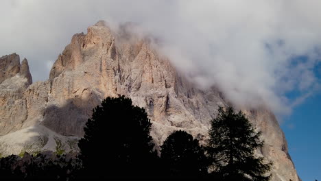 Wolken-Sammeln-Sich-An-Der-Dramatischen-Felswand-Des-Langkofels-In-Den-Italienischen-Dolomiten