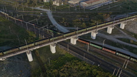 Trenes-De-Carga-De-Carbón-Vacíos-Y-Llenos-Que-Se-Mueven-En-La-Intersección-De-Los-Ferrocarriles,-Al-Atardecer