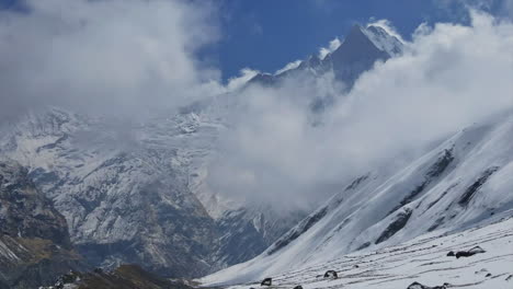 Ein-Zeitraffer-Von-Wolken-über-Den-Wunderschönen-Himalaya-bergen-Von-Nepal