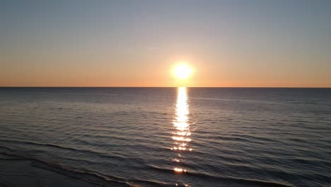 Blick-Auf-Den-Sonnenuntergang-Am-Klaren-Himmel-über-Der-Ostsee-Und-Schönem-Sonnenstrahl