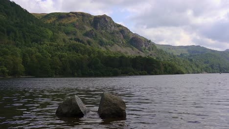 Peaceful-day-in-Derwent-Water-in-the-Lake-District-National-Park-with-the-Centenary-Stones-partly-submerged-in-the-ebbing-lake
