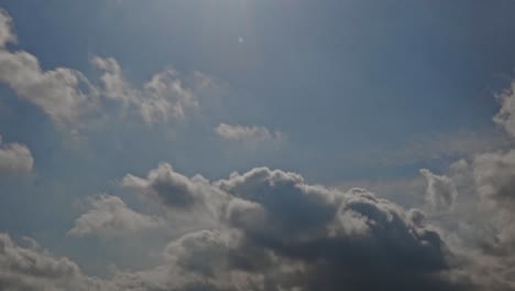 Zeitraffer-Pan-Shot-Von-Rollenden-Wolken