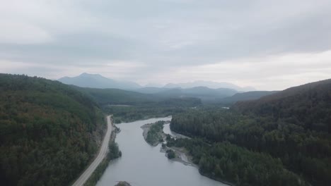 Vista-Aérea,-Vuelo-De-Drones-A-Lo-Largo-De-La-Autopista-Glenn-Y-El-Río-Matanuska-En-La-Cordillera-De-Chugach-Del-Centro-De-Alaska-En-Un-Día-Nublado-De-Verano