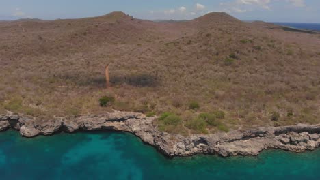 Blue-Room-Cave-Luftaufnahmen-Von-Einem-Pfad-Und-Einer-Wanderung,-Um-Zu-Diesem-Naturwunder-Der-Welt-Auf-Der-Insel-Curacao-Zu-Gelangen