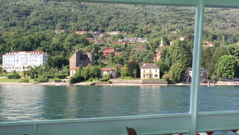 Segeln-Auf-Einem-Boot-Auf-Dem-Lago-Maggiore,-Stresa,-Italien,-An-Einem-Ruhigen-Sommertag