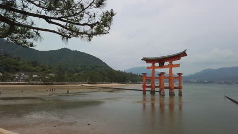 Das-Schwimmende-Tor-Des-Torii-Itsukushima-Schreins-Auf-Der-Insel-Miyajima,-Präfektur-Hiroshima