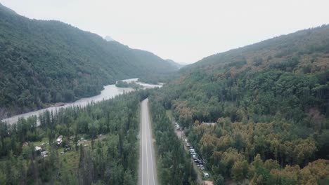 Luftaufnahme,-Drohnenflug-Entlang-Des-Glenn-Highway-Und-Des-Matanuska-Flusses-In-Der-Chugach-Bergkette-In-Zentralalaska-An-Einem-Bewölkten-Sommertag