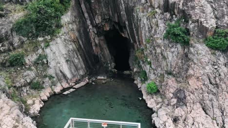 Meereshöhle-Am-Ostdamm-Des-Hochinselreservoirs