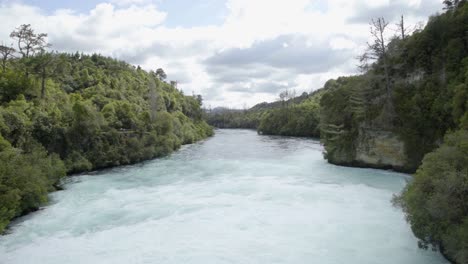 Una-Toma-Amplia-Mirando-Hacia-El-Río-Waikato-Desde-El-Final-De-Las-Cataratas-Huka