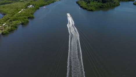 Toma-Aérea-De-Motos-Acuáticas-En-La-Laguna-Del-Río-Indio-En-Florida
