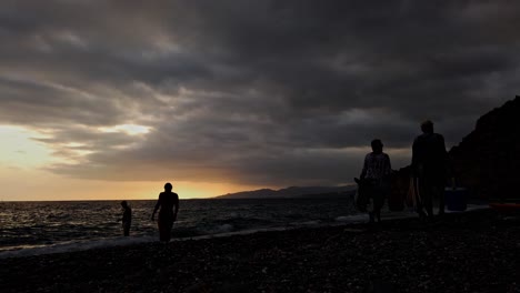 Sonnenuntergang-Im-Zeitraffer-An-Einem-Felsigen-Strand-In-Spanien-4k