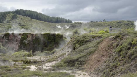 Eine-Weitwinkelaufnahme-Eines-Vaters-Und-Seines-Sohns,-Die-Ein-Selfie-An-Einem-Aussichtspunkt-über-Einem-Dampfenden-Krater-Bei-Kratern-Des-Mondes-In-Taupo,-Neuseeland,-Machen