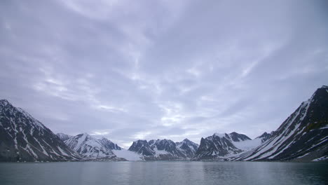 Epischer-Arktischer-Vista-Fjord-Mit-Schneebedeckten-Bergen-An-Bewölkten-Tagen