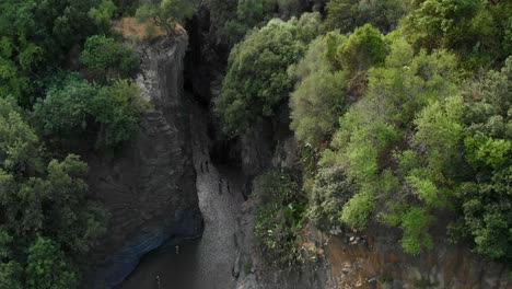 Antena-4k:-Drone-Descendiendo-Sobre-Las-Gargantas-De-Alcantara,-Un-Impresionante-Canal-De-Columnas-De-Lava-Erosionadas-Naturalmente-En-Barrancos,-Cañones-Y-Cuevas