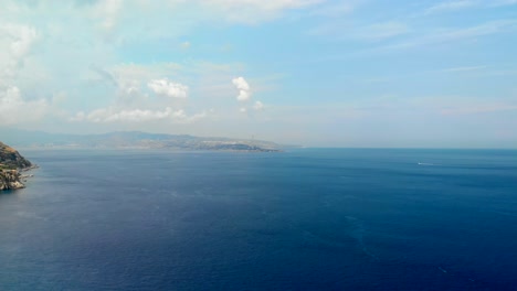 Antena:-Drone-Volando-Sobre-El-Mar-Tirreno,-Con-Una-Vista-Increíble-De-La-Costa-De-Sicilia-Desde-Calabria,-Italia