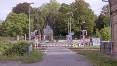 Closing-Barrier-at-railroad-crossing,-Darmstadt,-Hessen,-Germany