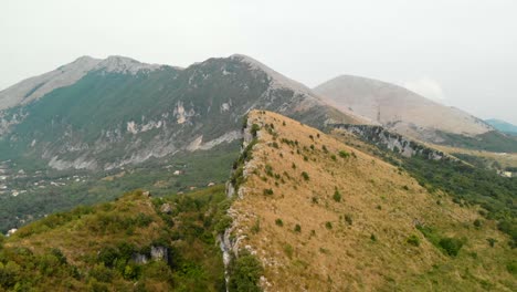 Aerial-Dolly-In:-Drohne-Fliegt-Auf-Ein-Spektakuläres-Felsiges-Bergsystem-Mit-Großer-Biodiversität-In-Süditalien-Zu