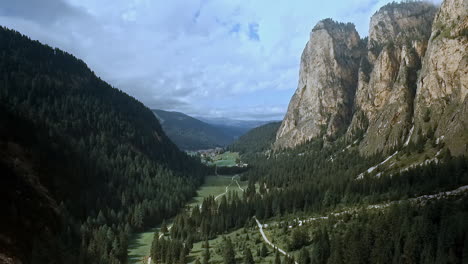 Grand-vista-of-beautiful-valley-in-the-Alps