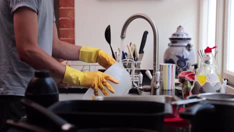 Zeitraffer-Des-Weißen-Mannes-Beim-Abwaschen-Mit-Küchenarbeitsplatte-Aus-Granit