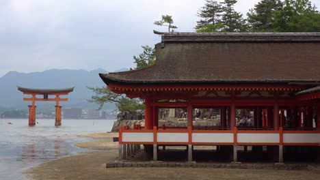 The-floating-gate-of-Torii-Itsukushima-Shrine-on-Miyajima-Island,-prefecture-of-Hiroshima