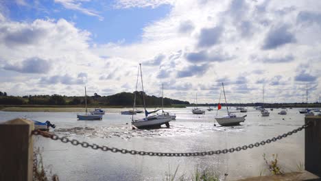 Wide-shot-of-boats-in-river-at-low-tide-in-the-mud