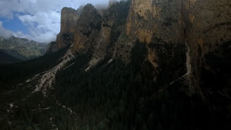 Schwenken-Sie-Entlang-Der-Felswand-Des-Vallunga-Canyon-In-Den-Italienischen-Alpen---Südtirol