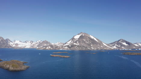 Kleine-Inseln-Und-Ein-Kalter-Blauer-Ozean-Vor-Der-Küste-Grönlands