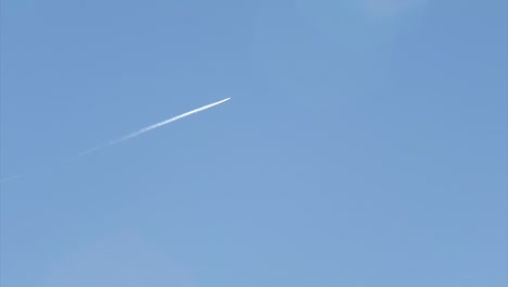 Flugzeug-In-Den-Himmel-Und-Hinterlässt-Einen-Langen-Kondensstreifen