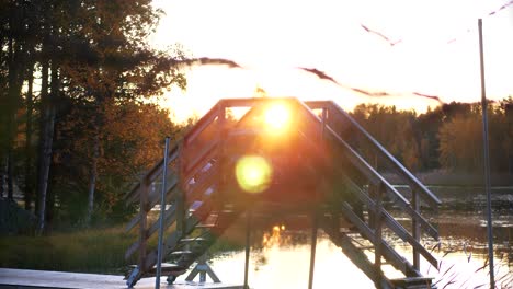 Wandern-Junge-Geht-Bei-Sonnenuntergang-über-Eine-Brücke-Auf-Einem-Wanderweg