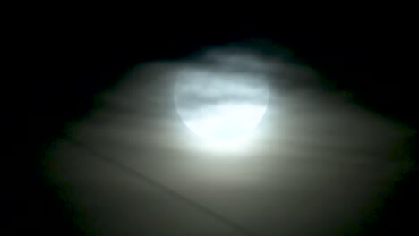 Luna-Llena-A-Través-De-Las-Nubes-En-La-Noche