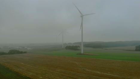 Luftaufnahmen-Am-Nebligen-Morgen-Am-Windpark,-Windmühlen-Dicht-Beieinander-Im-Feld