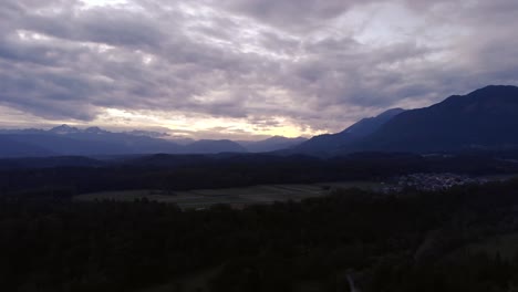 Puesta-De-Sol-Naranja,-Roja-Y-Blanca-Detrás-De-Las-Montañas-En-Eslovenia