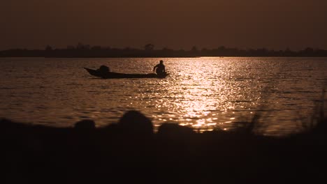 Fischerfischen-Bei-Sonnenuntergang-Im-Zentralindischen-See