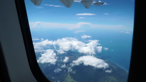 Schöne-Aussicht-Auf-Wolken-Und-Berge-Aus-Einem-Flugzeugfenster