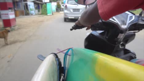Tablas-De-Surf-En-Cámara-Lenta-Cuelgan-Del-Borde-De-La-Motocicleta-En-Indonesia